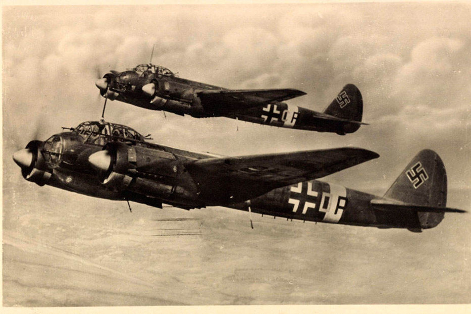 Zwei Sturzkampfflugzeuge der Deutschen Luftwaffe vom Modell Junkers im Einsatz.