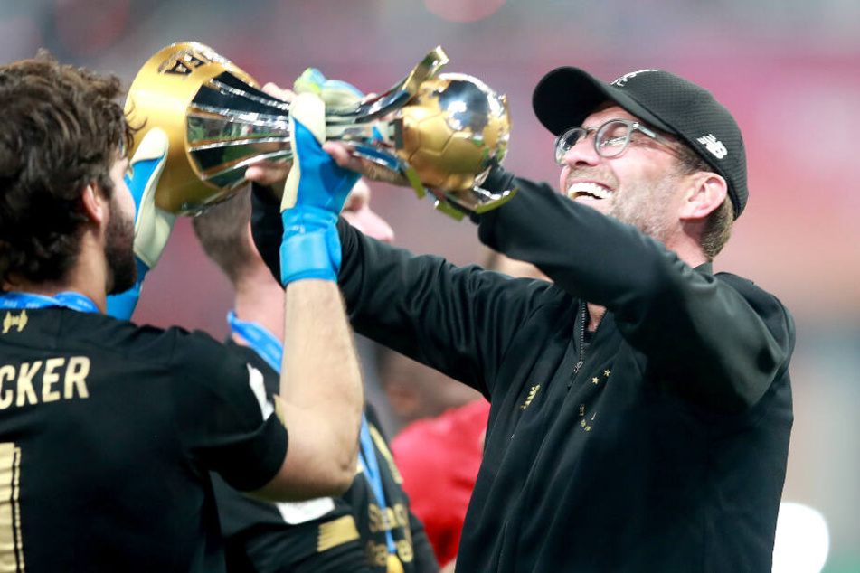 Es läuft momentan einfach bei Jürgen Klopp (r.). Hier gemeinsam mit Keeper Alisson Becker mit dem Pokal nach dem Sieg der Klub-WM in Doha.