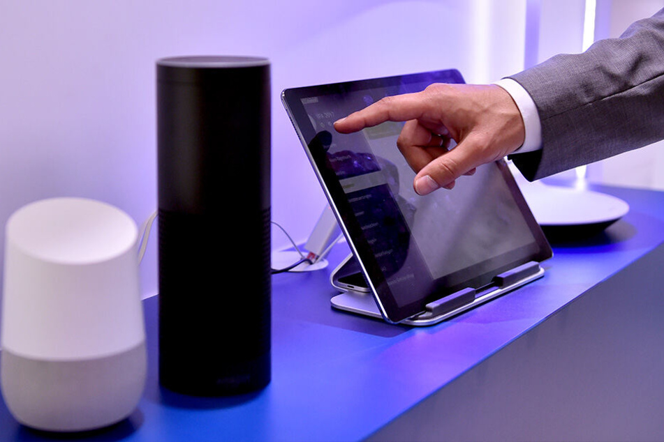 Stehen immer öfter im heimischen Wohnzimmer: Die Lautsprecher Google Home und Amazon Echo, ausgestattet mit den Sprachassistenten Google Assistant und Alexa.