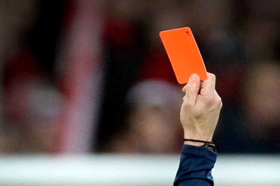 Der Schiedsrichter zeigte dem 25-Jährigen die Gelb-Rote Karte, da brannten bei dem Kicker alle Sicherungen durch (Symbolbild).