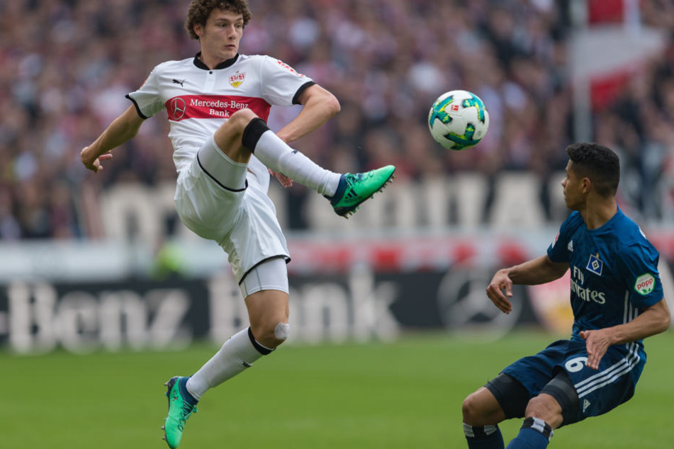Stuttgarts Benjamin Pavard (l). spielt gegen Hamburgs Douglas Santos.