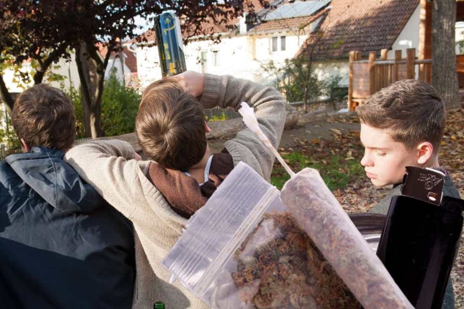 Einer der kiffenden Kinder musste während der Polizeikontrolle wegen Kreislaufproblemen behandelt werden (Symbolbild).