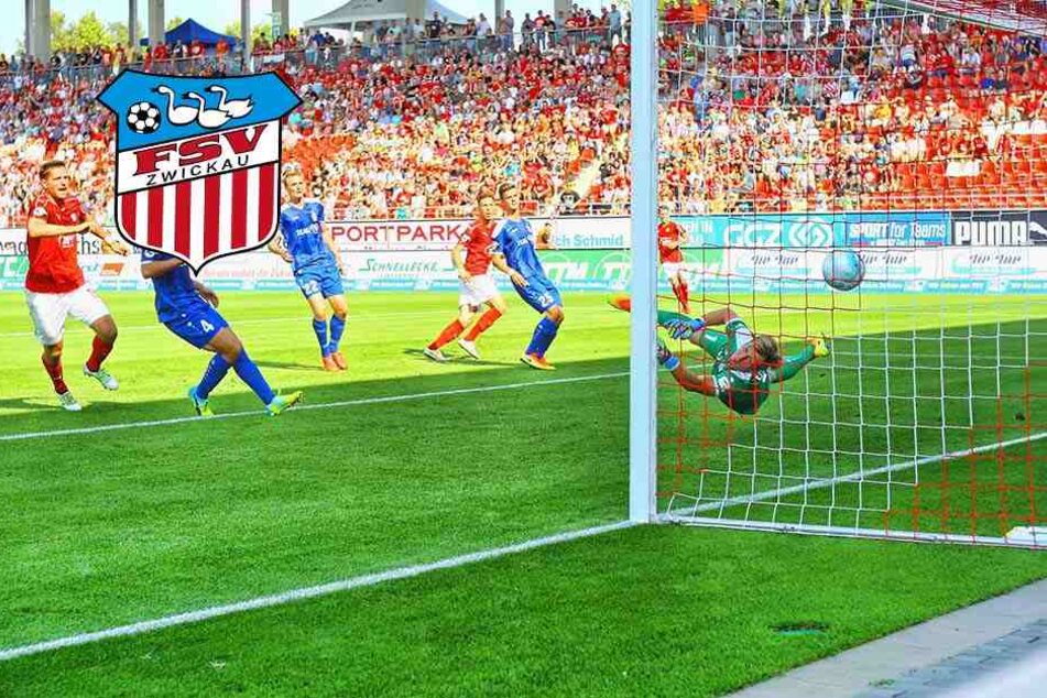 Ein Treffer fürs Geschichtsbuch! Marcel Bär (4.v.l.) überwindet Erfurts Keeper Phlipp Klewin und wird so zum ersten Zwickauer Torschützen im neuen FSV-Stadion.