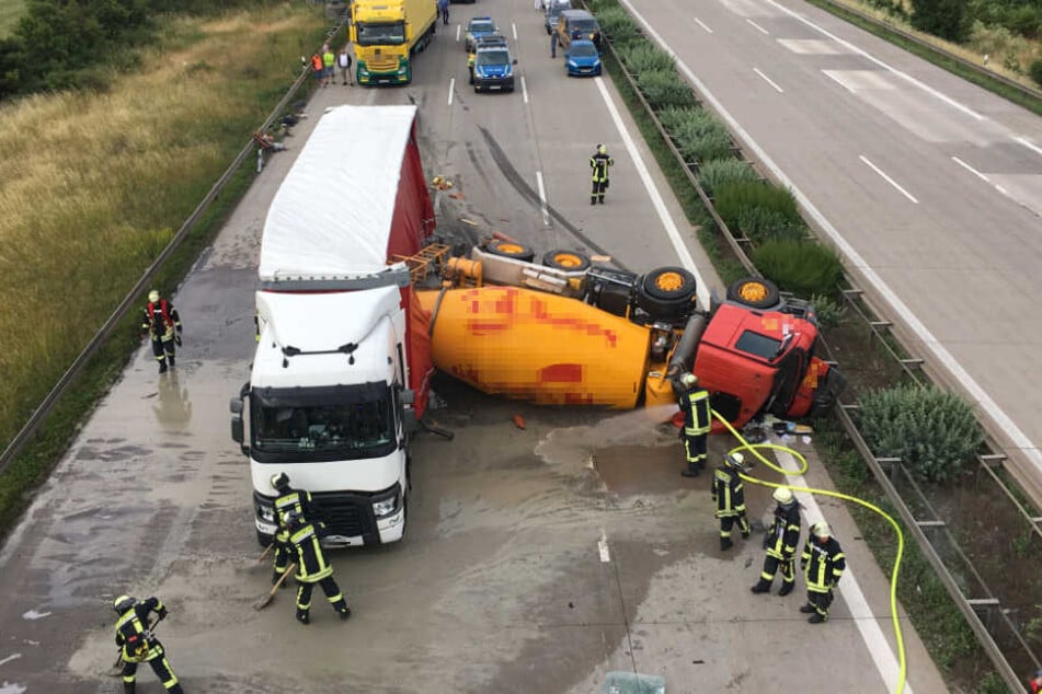 Nach einem Verkehrsunfall kam es zu einer Vollsperrung auf der Autobahn 2 in Richtung Berlin.