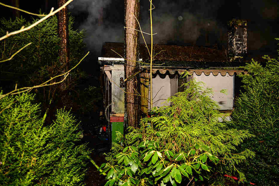 Schon beim Eintreffen der Einsatzkräfte schlugen die Flammen aus dem Dach des Bungalows.