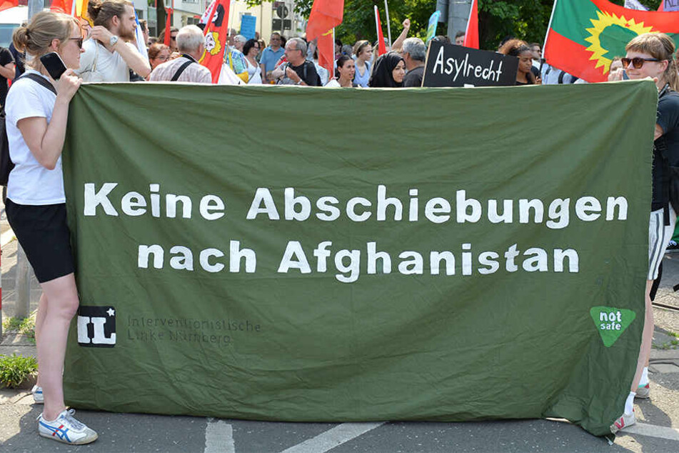 In Bayern gingen Demonstranten Anfang Juni auf die Straße, weil immer mehr Flüchtlinge zurück nach Afghanistan geschickt werden.
