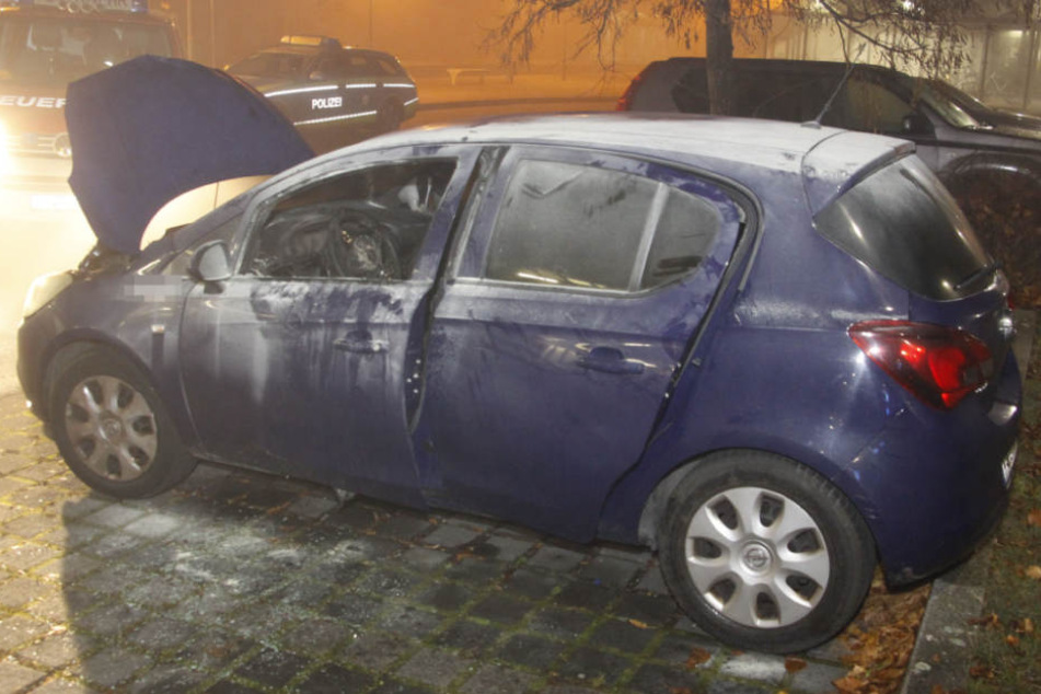 Die alarmierte Feuerwehr konnte das Auto löschen.