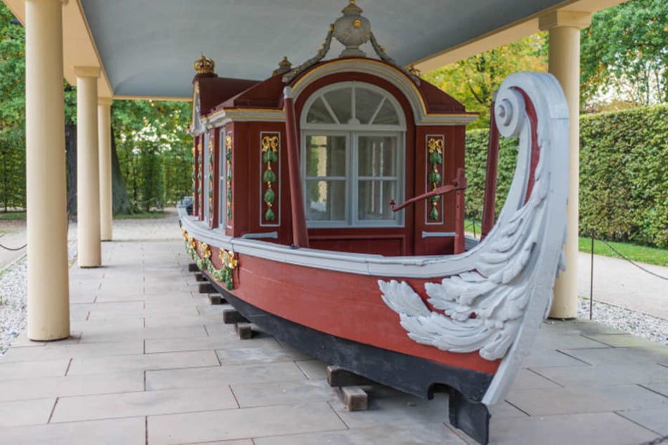 Die letzte der einstigen Hof-Gondeln: Die „Rote Schaluppe“ von 1790,
ausgestellt im Schlosspark Pillnitz.