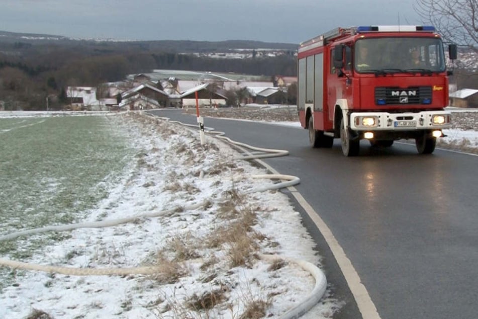 Über mehrere Kilometer liegen Wasserschläuche neben der Straße - und frieren immer wieder zu.