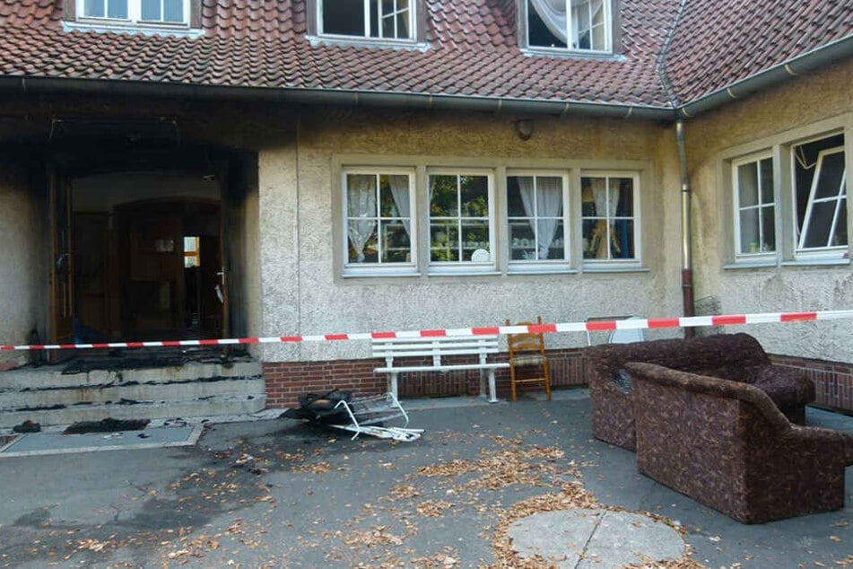 Ein Sessel wurde vor die Holztür gestellt und in Brand gesetzt.