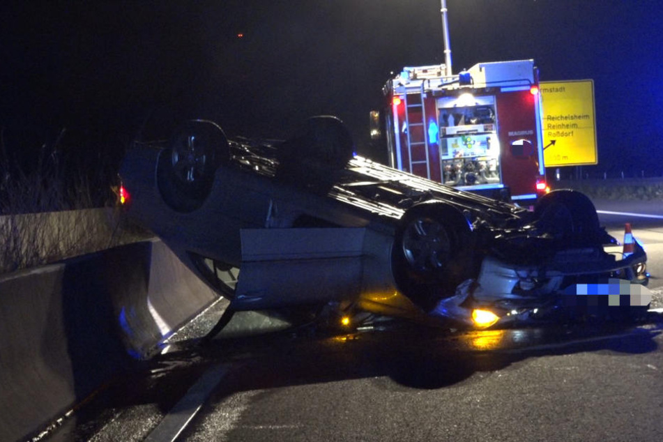 Unfall mit Folgen: Ein Auto landete auf dem Dach.