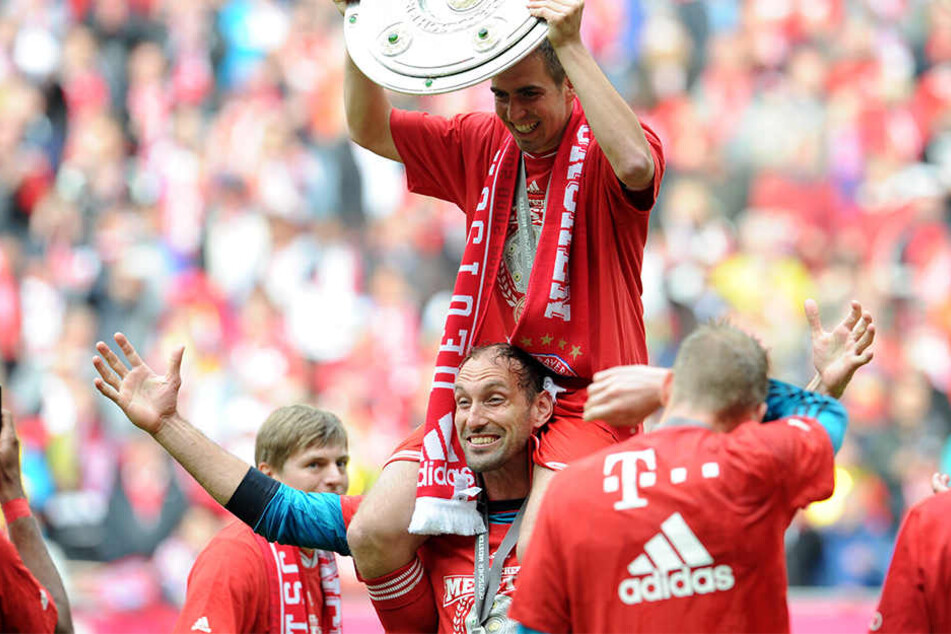 Meisterfeier beim FC Bayern 2013, Ex-Dynamo Tom Starke trägt Philipp Lahm auf den Schultern.