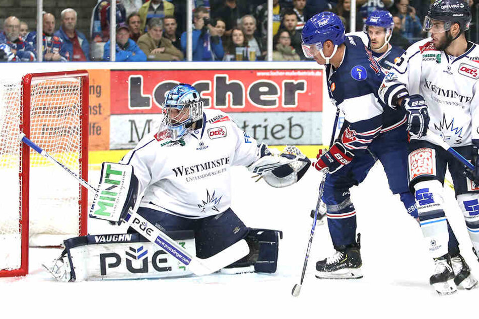 Eislöwen-Keeper Marco Eisenhut (l.) musste gestern siebenmal hinter sich greifen, danach ging er raus. Einmal traf Andreas Driendl (M.)