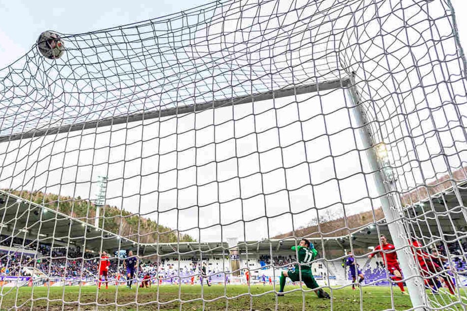 Sein erstes Tor für Aue: Philipp Zulechner hat abgezogen, der Ball schlägt im Paderborner Netz ein.