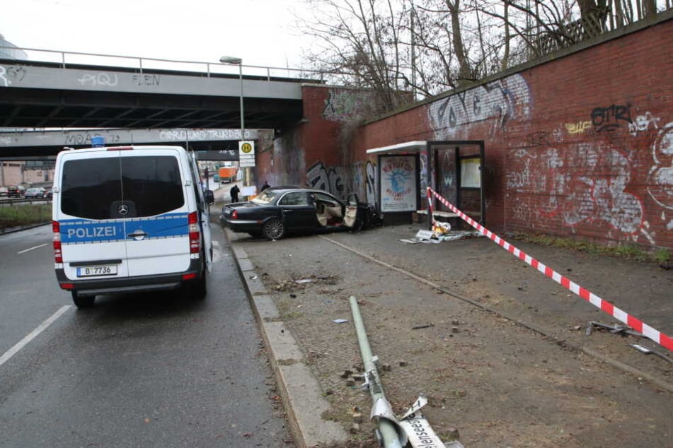 Ein Jaguar ist in Berlin in eine Haltestelle gebrettert.
