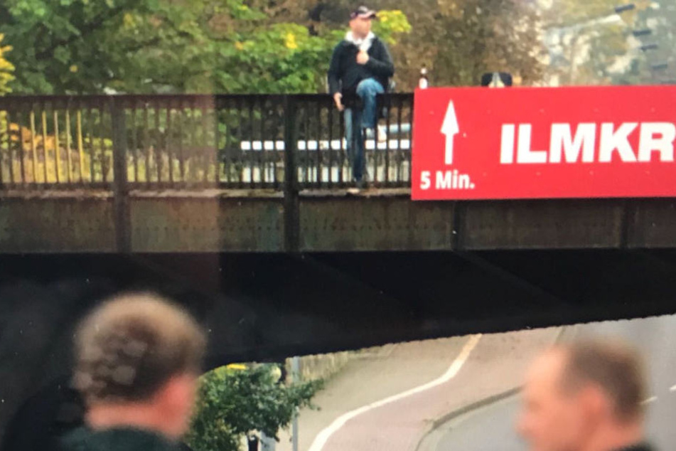 Der Mann saß am Mittwoch auf einer Brücke an der Bahnhofstraße.