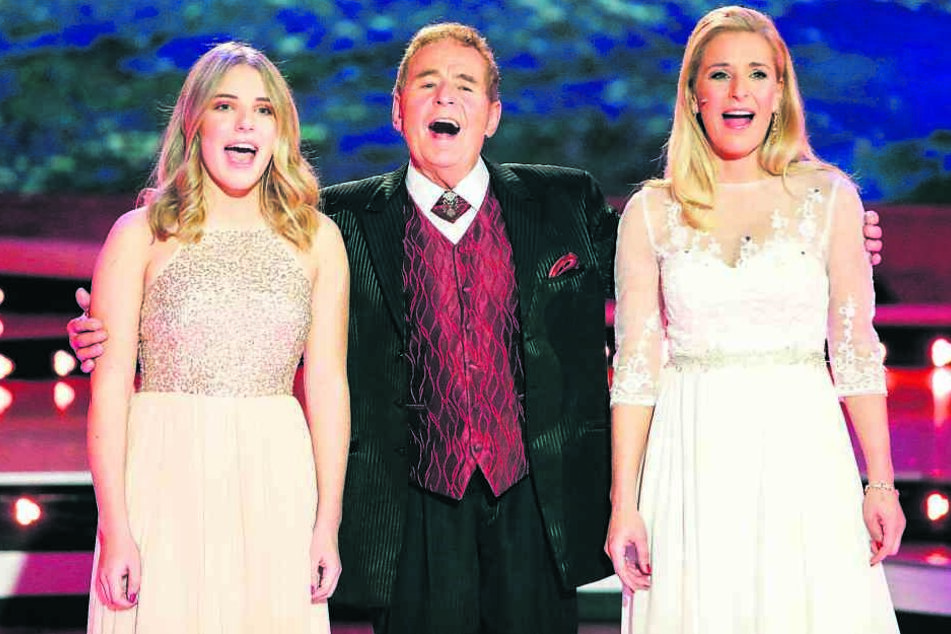 Die Ähnlichkeit ist beeindruckend! Eberhard Hertel (78) singt mit Tochter Stefanie (38, re.) und Enkelin Johanna (16, li.).