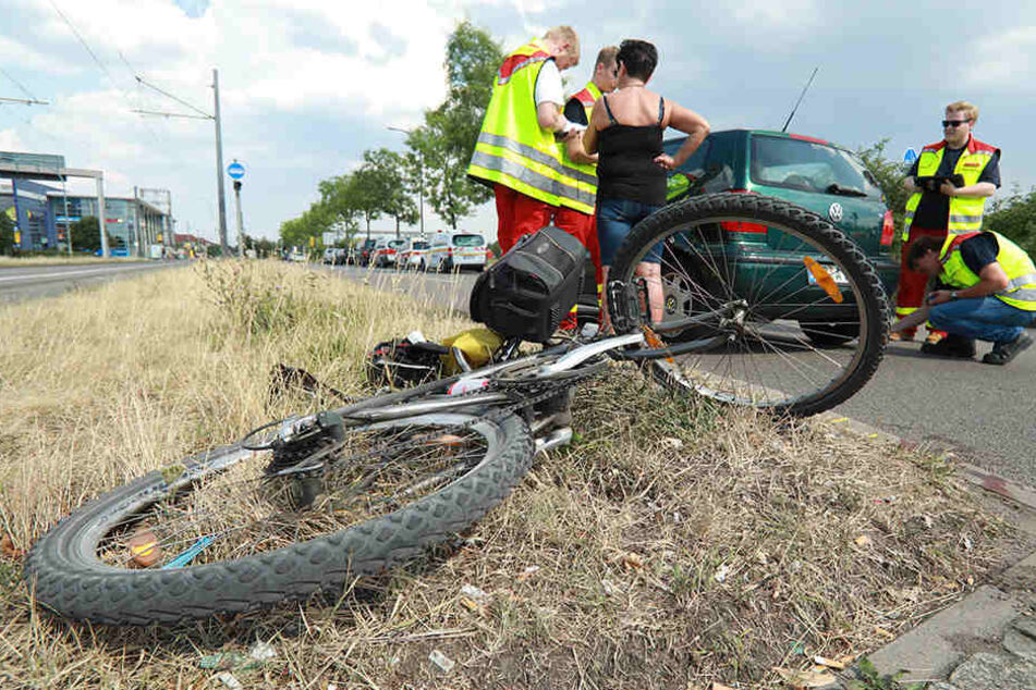 Beim Abbiegen erwische der VW-Polo den Radfahrer, der daraufhin stürzte und sich schwer verletzte.