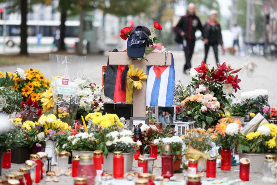 Die deutsche und die kubanische Flagge, zahlreiche Blumen und Kerzen wurden an der Stelle niedergelegt an der ein junger Mann erstochen wurde.