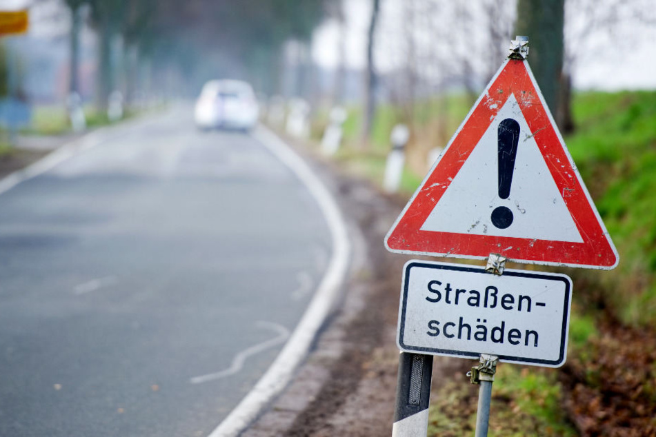 Leicht gemacht: Ein Schild warnt an einer Kreisstraße in Niedersachen vor Straßenschäden, anstatt dass sie ausgebessert werden.