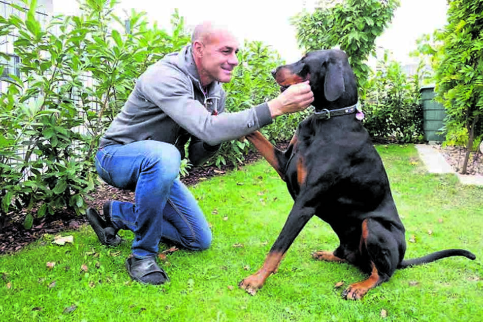 Nach dem Anschlag sind Werner Schoupa (53) und Dobermann Hector (2) mit dem Schrecken davongekommen.