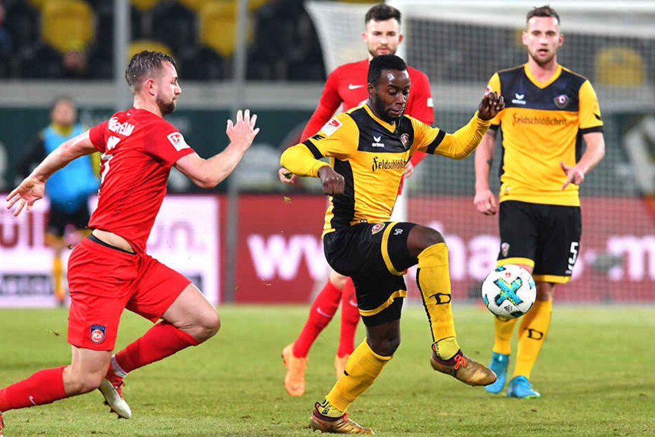 Erich Berko setzt sich gegen Heidenheims John Verhoek durch. Er zählte auch zu den sechs "U23"-Spielern.