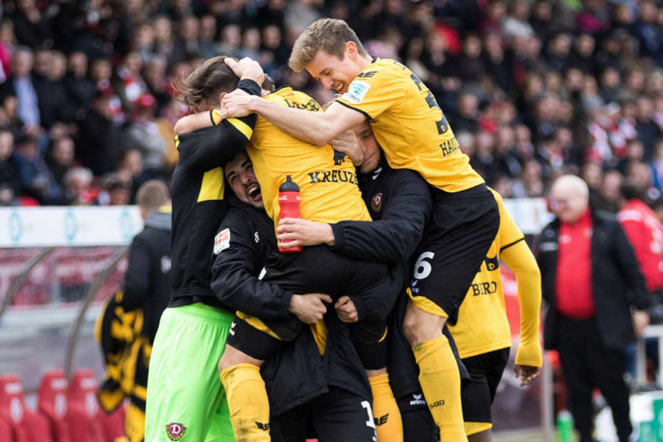 Schwarz-gelber Jubelhaufen und Hauptmann (r.) obenauf: Das 2:0 durch Niklas
Kreuzer.
