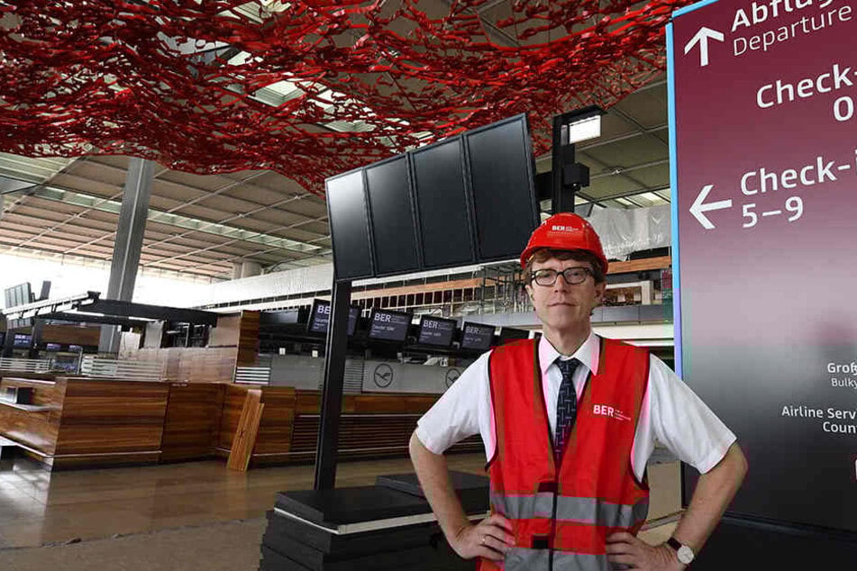 Flughafenchef Engelbert Lütke Daldrup in einem Terminal des unfertigen BER.
