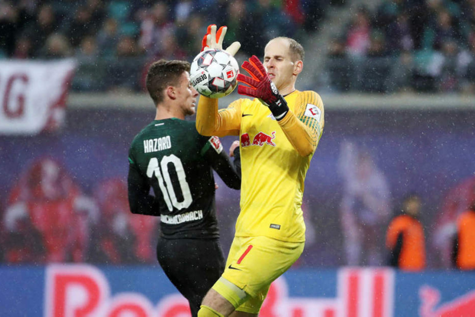 Auch am Sonntag wieder ein starker Rückhalt: RB-Torhüter Péter Gulácsi (r., hier gegen Gladbachs Thorgan Hazard).