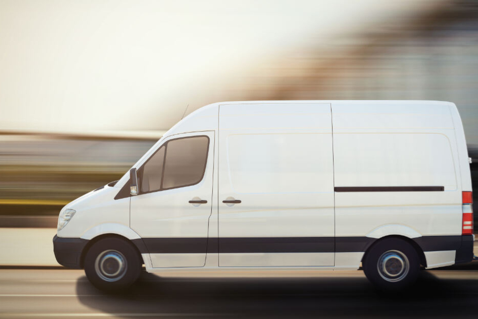 Der 21-Jährige stürzte in voller Fahrt aus dem Transporter. (Symbolbild)
