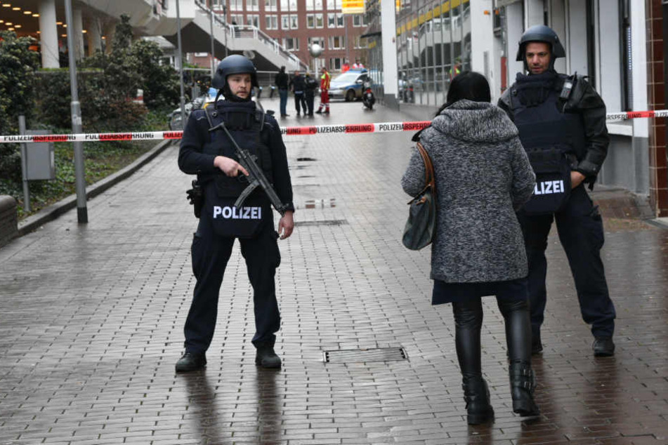 Die Bevölkerung wurde aufgerufen, den Bereich um den Rathausplatz zu meiden.