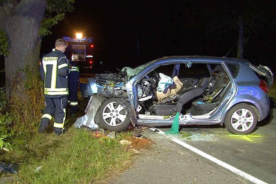 Die Rettungskräfte mussten den Kia aufflexen, um an die Insassen zu kommen.