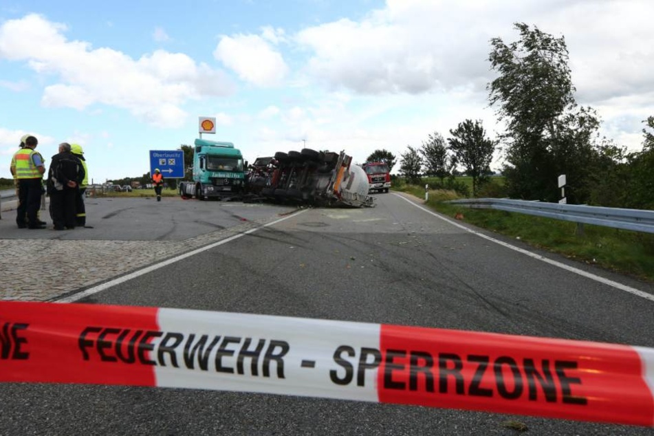 Die Einfahrt zum Rastplatz Oberlausitz wurde gesperrt. Es staut sich auf der Autobahn.