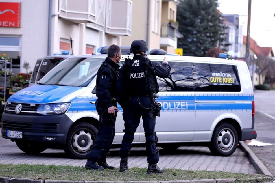 Die Polizei ist mit einem Großaufgebot vor Ort.