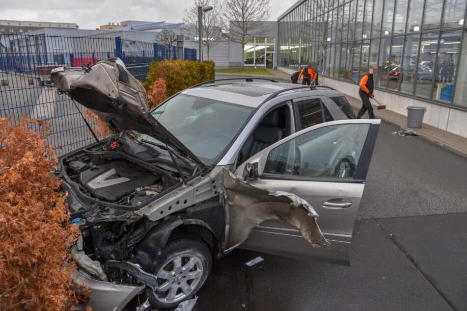 Das Wrack der Mercedes M-Klasse.