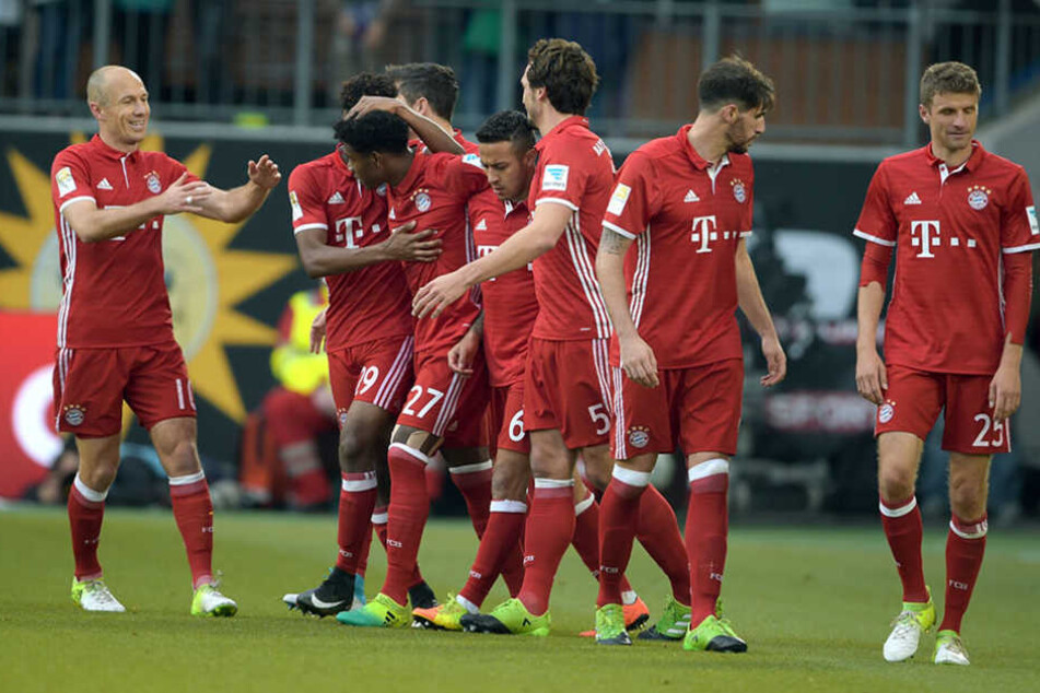 Gingen als Sieger und Meister vom Platz: Die Spieler von Bayern München nach dem Spiel in Wolfsburg.