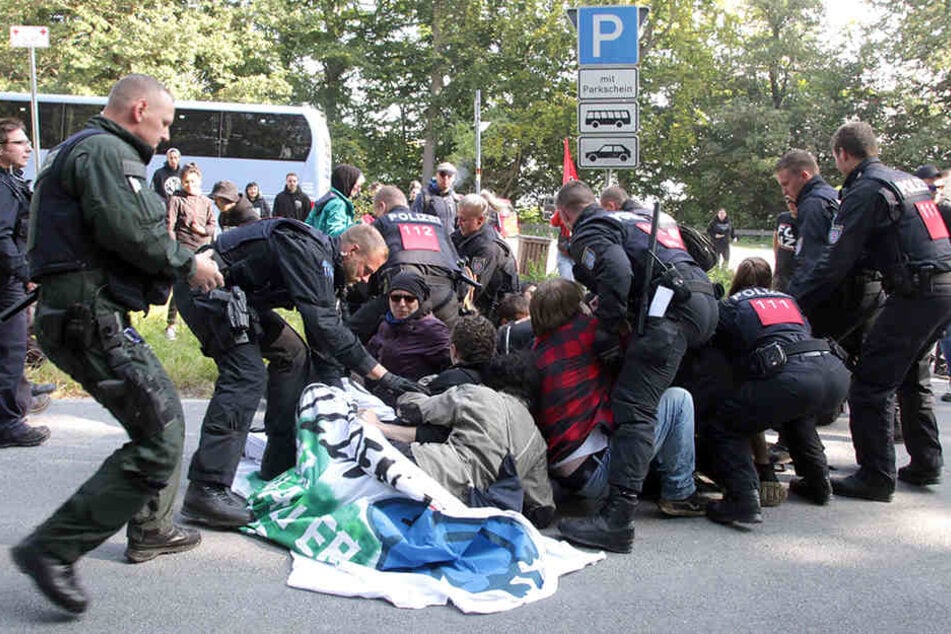 Die Polizei löste ein Sitzblockade auf.