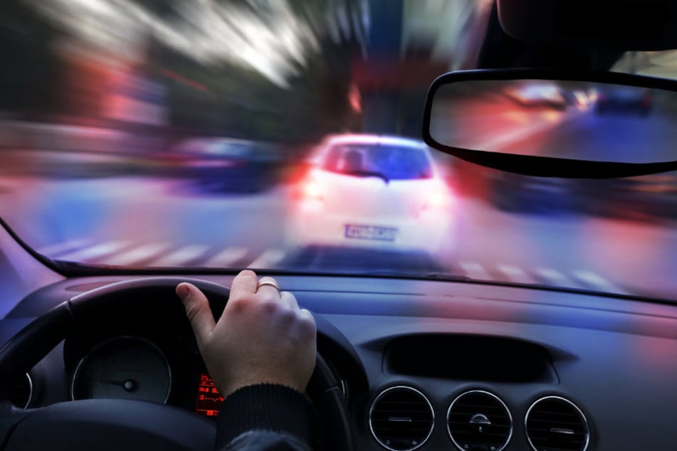 Mit einem irrsinnigen Tempo floh der Fahrer vor der Polizei. (Symbolbild)