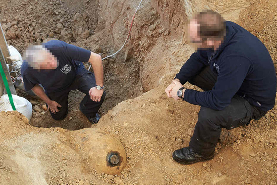 Der metallische Gegenstand wird in Oranienburg ausgegraben und untersucht. (Symbolbild)