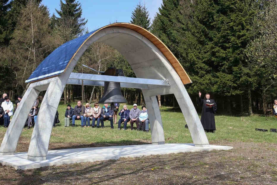 Mit Inbetriebnahme der alten Gebetsglocke ist der erste Deutsche Glockenwanderweg in Deutschneudorf vollendet.