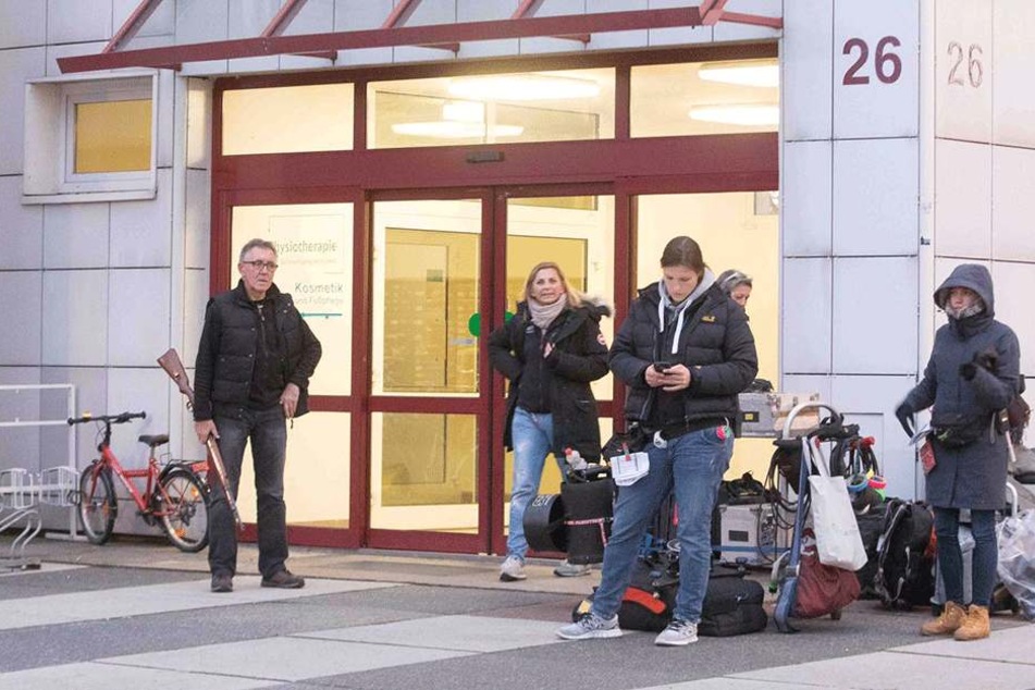 Während der Dreharbeiten für den neuesten Dresden-Tatort steht ein Mitarbeiter mit Gewehr vor dem Hochhaus auf der Grunaer Straße.