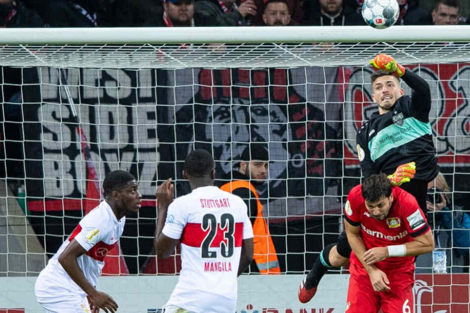 Leverkusens Lucas Alario (l) bejubelt sein Tor zum 2:0. Rechts steht Stuttgarts Clinton Mola.