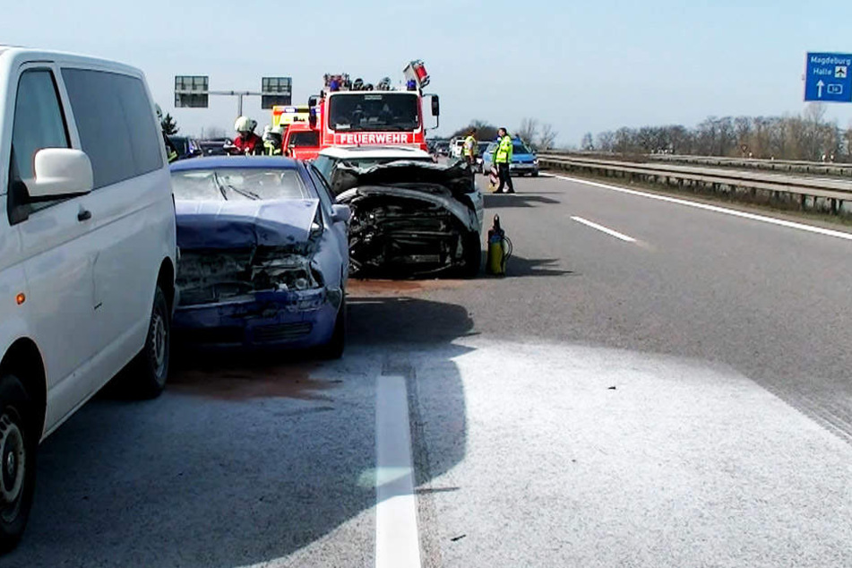 Gleich vier Autos waren in den Unfall auf der A14 auf Höhe der Abfahrt zum Messegelände verwickelt.