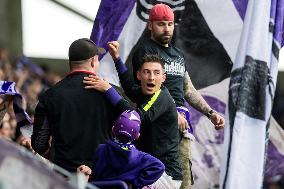 Nach dem Abpfiff musste Mario Kvesic auf den Zaun und feierte den so wichtigen Sieg mit den Fans.