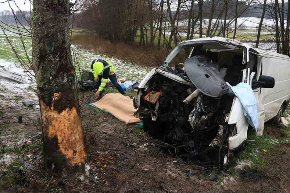 Der Fahrer des Transporters verstarb noch an der Unfallstelle.