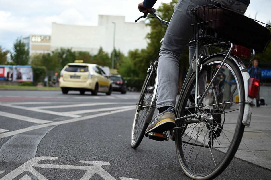 Ein unbekannter Junge schubste ein Mädchen (10) von deren Fahrrad und verschwand. Wer hat den Vorfall beobachtet?