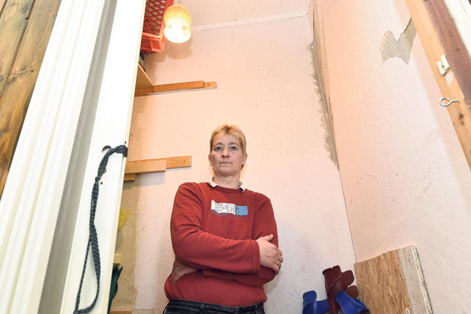 Nachbarin Liane Weßollek (49) hat
die heftige Explosion auch die Wand verschoben.