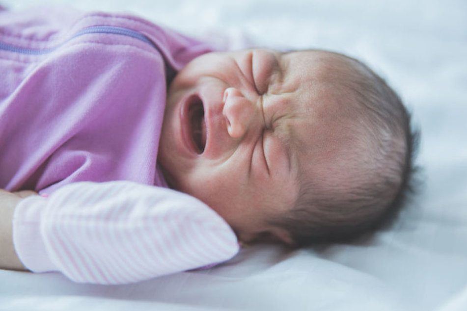 Weil das Kind nicht aufhören wollte zu weinen, schlug sie dem armen Baby ins Gesicht und verletzte es schwer. (Symbolbild)