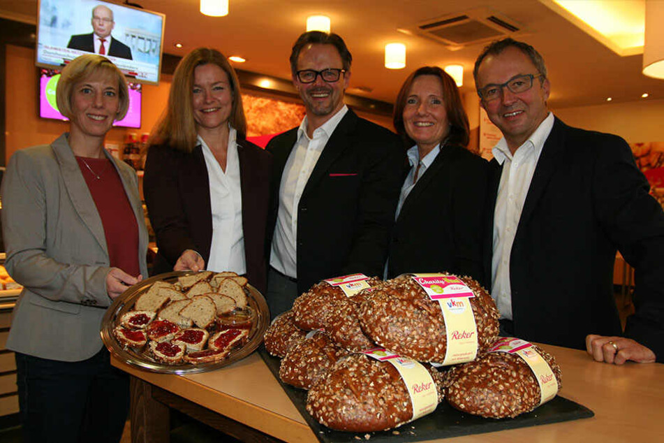 Präsentieren das Charity-Vital-Brot: Kristina Witschel (Geschäftsführerin VKM) sowie die Unternehmerfamilie Angele, Karsten, Barbara und Andreas Reker.