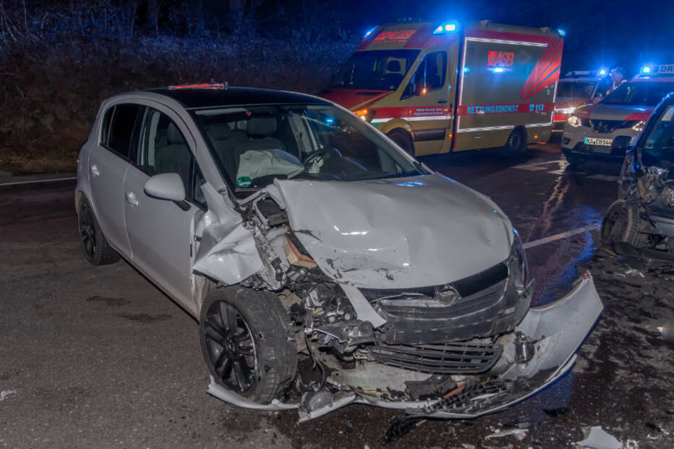 Der Opel Corsa wurde bei dem Unfall stark beschädigt.